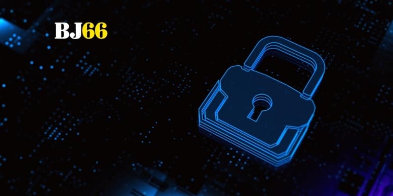 Người dùng mỉm cười hài lòng bên màn hình xác thực đa tầng sáng rực